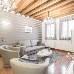 Ca' del Monastero 6 Collection Chic Apartment for 4 Guests with Lift