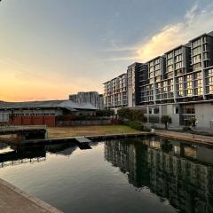 Luxury Waterfront Studio with Canal Views