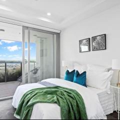 CBD luxury Apartments Balcony with Skytower View