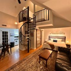 Cozy Loft - Walk to Broadway - Free Gated Parking