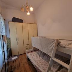 Spavaca soba s zajednickim kupatilom i kuhinjom