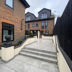 The Rye Retreat - 1BR Modern Design with Smart TV & Secure Underground Parking in Central High Wycombe HP13, Sleeps 3