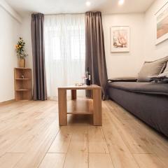 West Coast Split Modern Apartment by Marjan