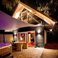 Wellness Tuin - Ultieme Partner Beleving - Privé Wellness Vakantiehuis met Privé Jacuzzi in Privé tuin, Privé Indoor Sauna en Privé Indoor Stoomcabine in Koloniale Stijl - Gratis Fles Prosecco & Leuke Partner Connect Box !