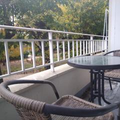 Appartement familiale face à un square arboré