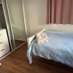 UQ 10mins walk to the door U1