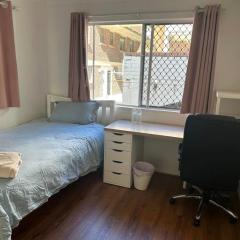 UQ 10mins walk to the door U1