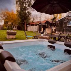 4 Bed Cottage with Hot Tub near Wyboston Lakes
