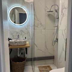 Victoria 1 Room Apartment- Self Check in 24h