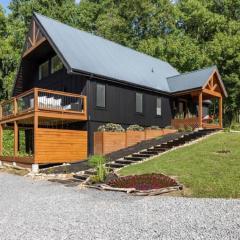 Black Berry Cabin 5BR Modern Retreat with Hot Tub