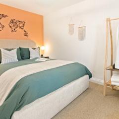 Stylish cosy retreat with private parking