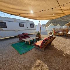 Glamping Caravans In the Crater- גלמפינג קרוואנים במכתש