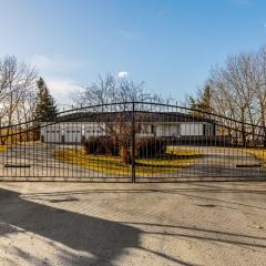 Acreage, 3 King Beds and Ensuites, Dance Floor, Fireplace, AC