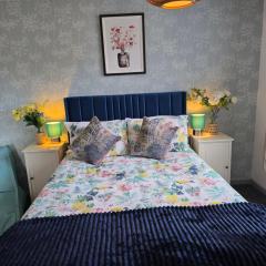 Charming 2 Bed Modern Guest House with Free Parking up to 3 cars