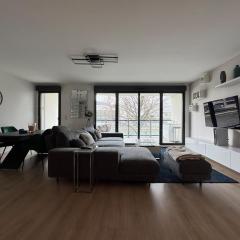 Quiet and Spacious 2BR And Salon Terrasse Parking