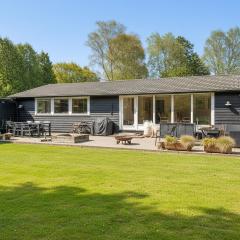 3 Bedroom Cozy Home In Grenaa