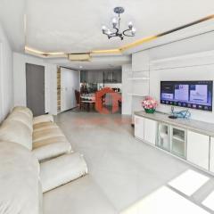 Newly Apt taman Rasuna 3BR Pool, Wi-Fi, Netflix