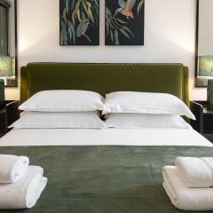 Luxury flat with FREE parking & easy tube access!