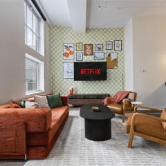 Urban Indy Retreat -Dedicated Workspace- Gym- Walk to Convention- Perfect for Family