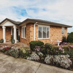 Stay At Saddle Row - 3BR home with outdoor patio