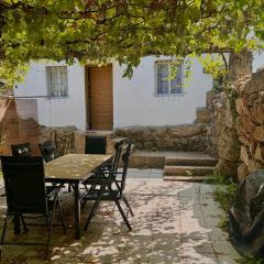 Casa con parra de uva y paz