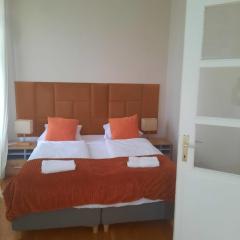 Cozy & Friendly 2BR Apartment Near Attractions