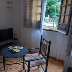 Studio calme, ventilé dans écrin de verdure 2mns de la plage, du bourg