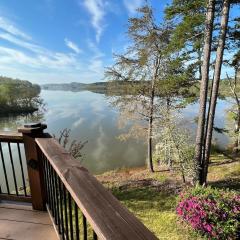 Peaceful 4 bedroom Lakehouse with no neighbors