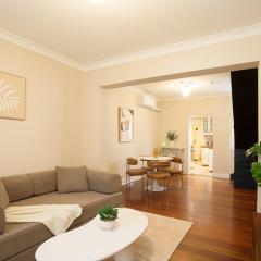 Luxe Pyrmont Apartment - Stylish 2BR Stay Near Darling Harbour