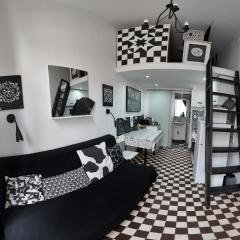 Moment Minimalist apartment near the most famous New York Café