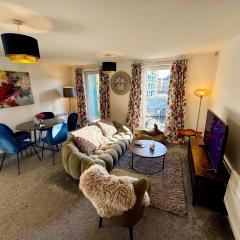 Blueberry Tree Apartment with Balcony by TrainStation