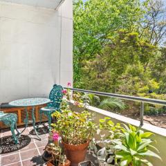Sunny 1-Bed with Parking near Arts Precinct