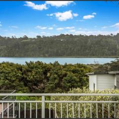 Cozy Water-View 2-Bdrm Suite in North Shore