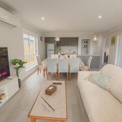 Brand New 5 Bedroom Park Ridge Family Home, Fast WIFI, Secure Parking