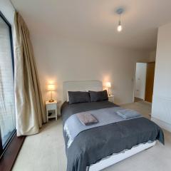 Spacious and Luxury 2 bed 2 bath Just 5 minutes walk from the underground
