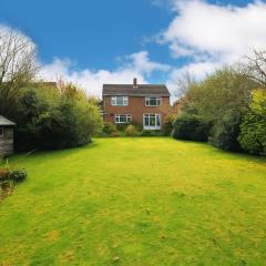 Hale Barns - Luxury 3BDR Home with Driveway and Garden