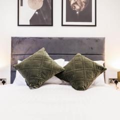 The Dashwood Suite - 2BR Modern Apt with Stylish Design Decor, Free Secure Underground Parking & 50" Smart TV