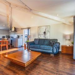 Victorian studio w/ 65" TV & Juliet balcony