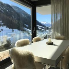 Luxurious 3 bed, 3 bath Apmt w Pool