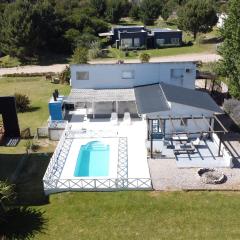 Casa luminosa con pileta y estilo mediterráneo en Costa Esmeralda