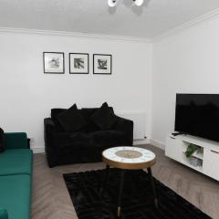 Modern 3 bed house in Edmonton with private driveway parking