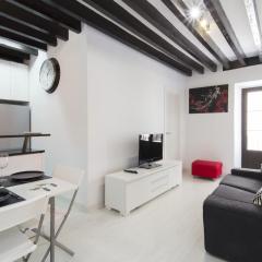 Black&White Apartment, minimum stay 30 nights, by PriorityVillas