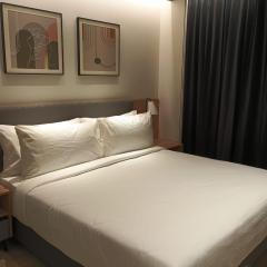 Luxury Studio, 1 Bed, Separate Study Gourmet Kitchen Prime Location