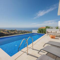 Sunny Ocean View Villa - Calma