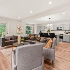 Ideal Family Stay Sleeps 20 in Bloomfield CT