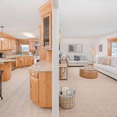 Stevens Point Getaway - HUGE 5 bedroom Home 3 Full Bath