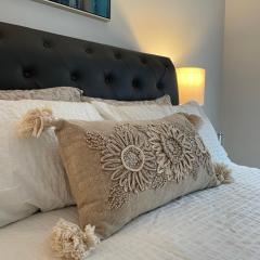 Casa Del Mar-A family Suite in Victoria