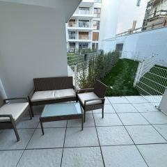 Luxury Central Apartment with Garden