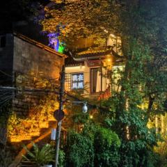 Phoenix Mountain View Courtyard Homestay