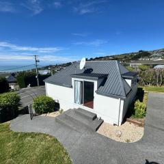 Belleview Cottage- Cute cottage with views of sea, city and snowpeeks